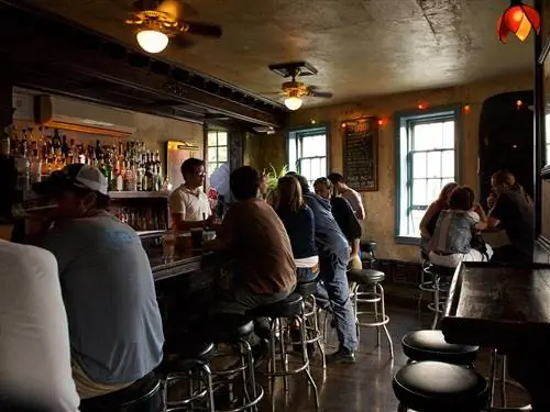 Это изображение может содержать барную стойку паба и ресторан человека.