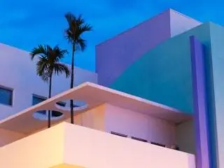 На изображении может находиться летнее растение пальма Arecaceae Tree Tropical and Building