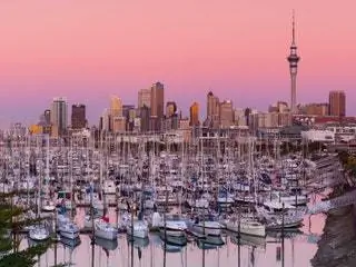 На изображении может находиться пристань для яхт Waterfront Dock Port Pier Urban Town Building City Transport and Vehicle
