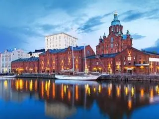 На изображении может находиться вода Набережная Архитектура здания Шпиль Башня Городской город Метрополис Город и причал