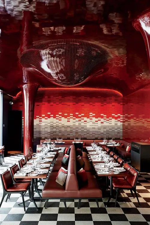 На изображении может находиться мебель для ресторана стул дизайн интерьера кафетерия в помещении человек и человек