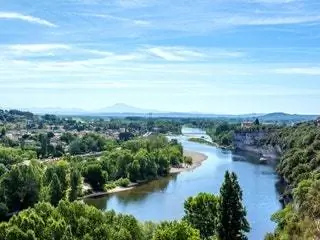 Это изображение может содержать На открытом воздухе Природа Пейзаж Пейзаж Вода Вид с воздуха Река Дерево Растение Панорама и Ель