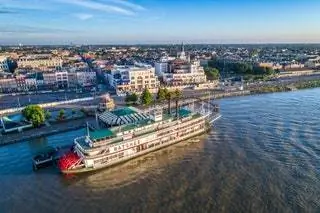 На изображении может находиться транспортное средство транспорт лодка вода набережная корабль причал порт пирс и круизный лайнер