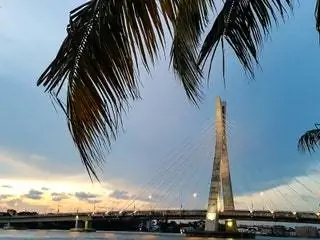 На изображении может находиться здание на улице лето вода природа набережная пальма растение Arecaceae and Tree