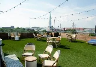 На изображении может находиться стул, газон и скамейка Plant Grass Furniture