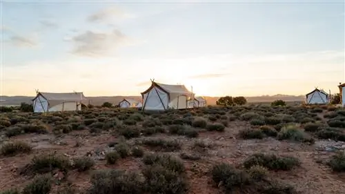 В Under Canvas Moab есть палатки для глэмпинга в стиле сафари всего в пяти милях к северу от города.