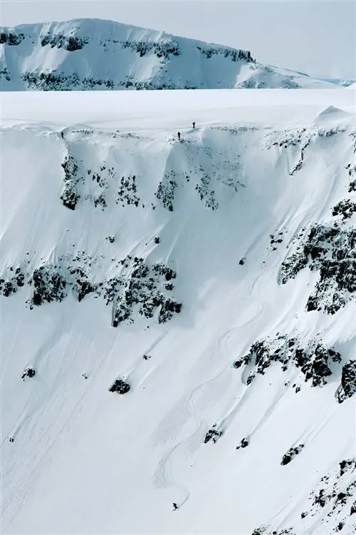 На изображении может находиться природа на улице гора горный хребет пик лавина снег и лед