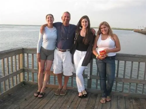 На изображении может находиться брюки одежда джинсы джинсы одежда человек обувь обувь и люди