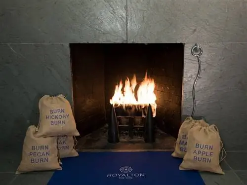 В отеле Roy alton в Нью-Йорке появился консьерж на дровах