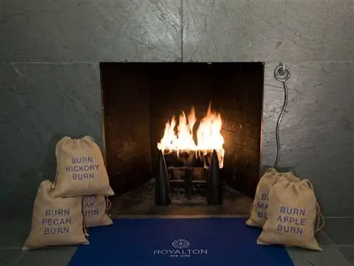 Это изображение может содержать мешок и сумку для камина в помещении.