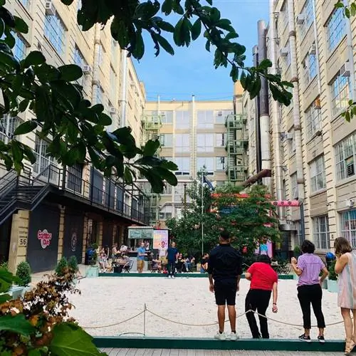 На изображении может находиться человек пешеходная дорожка город город город город и здание