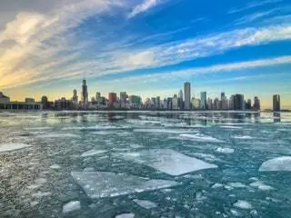 Это изображение может содержать Природа На открытом воздухе Ледяная гора Городское здание Снежный город Городской пейзаж и пейзажи