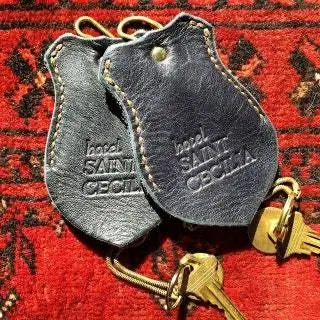 На изображении могут находиться аксессуары для сумок, аксессуары для кошельков и сумка