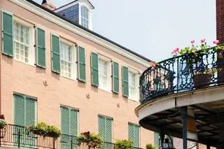 На изображении может находиться перила для дома, перила, перила и окна