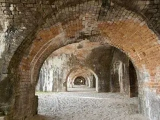 Изображение может содержать подземелье и руины Crypt Walkway Path