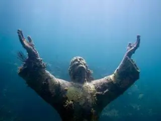 На изображении может находиться вода на улице природа подводный транспорт транспорт кораблекрушение и корабль