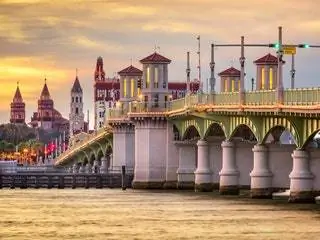 На изображении может находиться архитектура здания вода набережная купол док порт пирс мост башня шпиль и шпиль