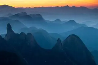 На изображении может находиться горный хребет гора на открытом воздухе пик природы и пейзаж