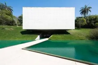 Изображение может содержать рекламный щит и газон Plant Grass