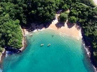 На изображении может находиться Пейзаж на улице Природа Пейзажи Земля Береговая линия Вода Океан Море Вид с воздуха и побережье