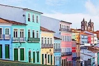 На изображении может находиться дорожка, дорожка, городское здание, соседская дверь, человек, домашний декор, вода и тротуар