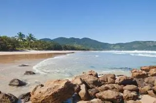 На изображении может находиться мыс Береговая линия Вода Земля На открытом воздухе Природа Море Океан Щебень и берег