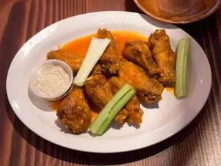 На изображении может находиться блюдо еда еда и жареная курица