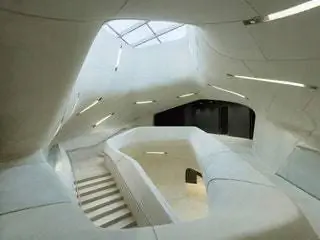 Это изображение может содержать перила и лестницу.
