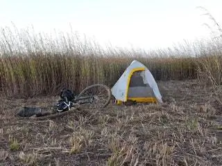 Это изображение может содержать Колесная машина, Палатка для кемпинга, Транспортное средство, Велосипед, Велосипед и Горная палатка.