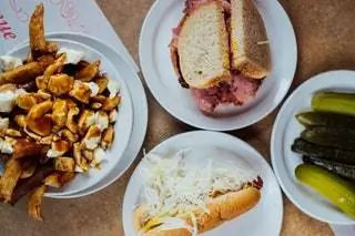 Монреаль Квебек Канада Ресторан Poutine Greenspot