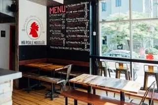 Монреаль Квебек Канада Ресторан Poutine Ma Poule Mouillée
