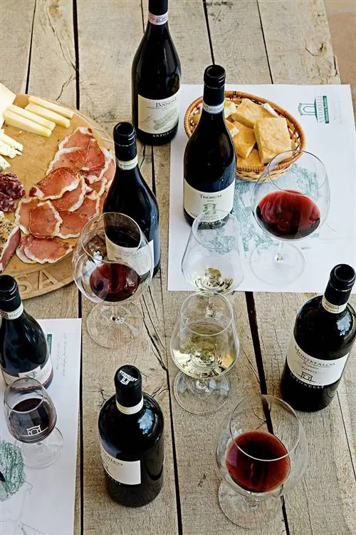 На этом изображении может находиться напиток, алкоголь, вино, напиток, бутылка красного вина, бутылка вина и бокал.