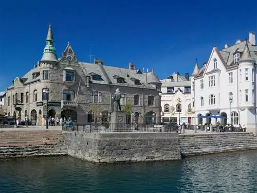 На изображении может находиться архитектура шпиль здание шпиль башня замок человек вода форт городской город и город