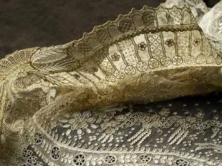 На изображении может находиться ковер и кружево