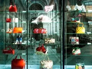 На изображении может находиться сумочка, аксессуары, сумка для аксессуаров, человек, транспортное средство, автомобиль, автомобиль и магазин.