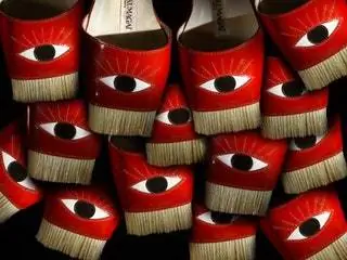 На изображении может находиться одежда одежда обувь обувь и сабо