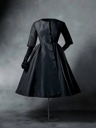 На изображении может находиться одежда Одежда пальто пальто тренч человек и человек