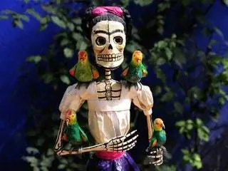 На изображении может находиться фигурка птицы, игрушки и кукла.