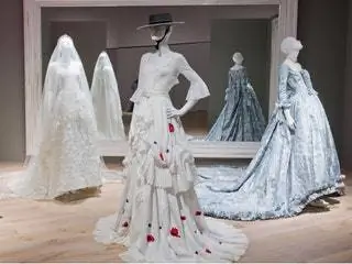 На изображении может находиться одежда Одежда мода вечернее платье платье халат свадебное платье свадьба человек и человек