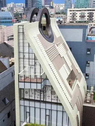 На изображении может находиться высотное здание в городской черте Городской район Жилой дом Метрополис Соседство и архитектура