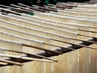 Это изображение может содержать деревянные перила и перила