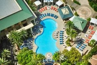 На изображении может находиться здание отеля Resort Water and Pool