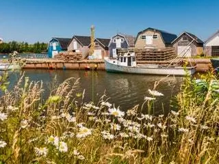 На изображении может находиться лодка транспорт транспортное средство жильё здание растение трава на улице природа вода и набережная