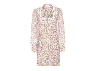 На изображении может находиться одежда одежда модный халат и ковер