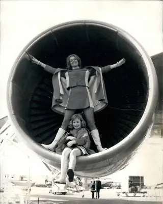 На изображении может находиться человек человек машина город городской мегаполис городское здание лицо сфера женщина и аэродром