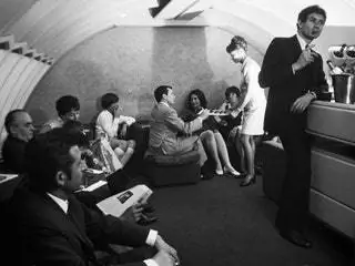 На изображении может находиться человек мебель диван одежда одежда костюм пальто пальто смокинг обувь и обувь