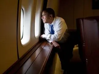 На этом изображении может находиться человек, напольное оборудование, холодильник, деревянный пол и мебель.