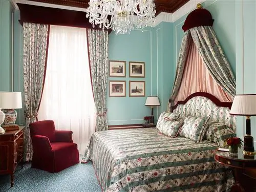 Это изображение может содержать Мебель в помещении Комната Спальня Кровать Дизайн интерьера и гостиная