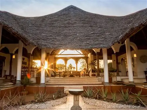 На изображении может находиться здание патио на крыше Flagstone Resort Hotel Slate and Architecture