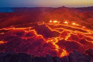 Это изображение может содержать Гора На открытом воздухе Природа Извержение Лавы Вулкан Пламя Костер и огонь